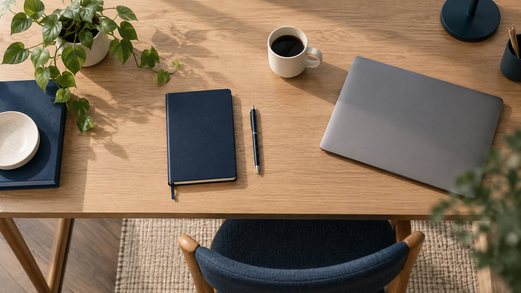 Bureau sobre avec carnet ferme, stylo et plante pour un entretien d'accompagnement